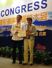 Joël Fisler and Susanne Bleisch holding the ISPRS Catcon 5 Award in Beijing, China
