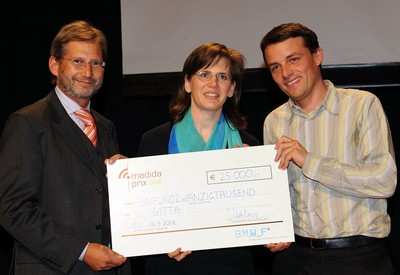 Austrian Minister Johannes Hahn and GITTA team members Monika Niederhuber and Joël Fisler with the €25'000 prize in Vienna, Austria Austrian Minister Johannes Hahn and GITTA team members Monika Niederhuber and Joël Fisler with the €25'000 prize in Vienna, Austria